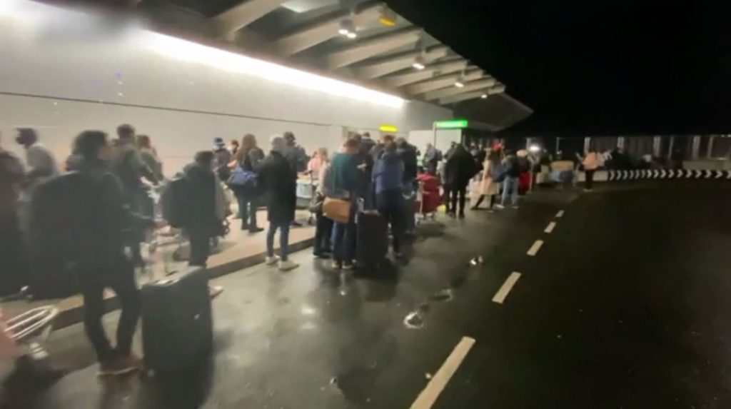 Κορωνοϊός: Χάος στην Βρετανία από τον μεταλλαγμένο ιό και το lockdown