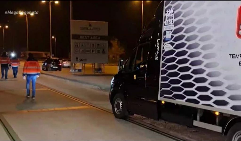 Υπό αυστηρά μέτρα προστασίας έφτασαν στην Ελλάδα τα εμβόλια