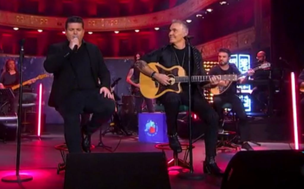 Αγαπημένα παραδοσιακά τραγούδια άναψαν το γλέντι στο «Σπίτι με το MEGA»