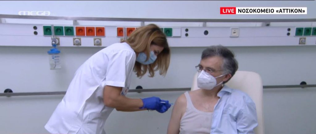 Κορωνοϊός: Εμβολιάστηκε ο καθηγητής, Σωτήρης Τσιόδρας στο «Αττικόν»
