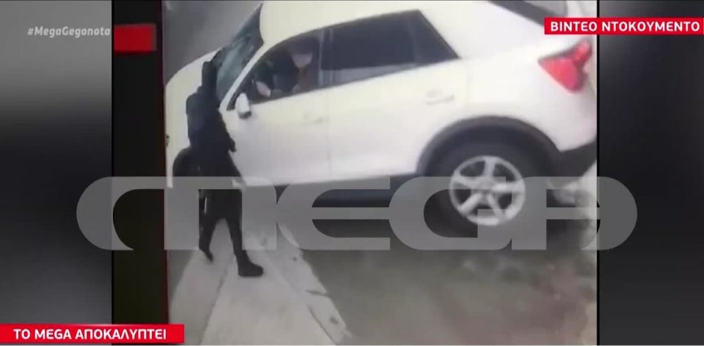 Η προκλητική συμπεριφορά βουλευτή σε αστυνομικούς – Βίντεο ντοκουμέντο του MEGA