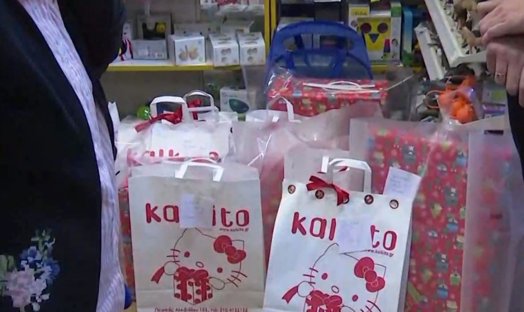 Χριστουγεννιάτικα ψώνια με click away – Ουρές για την παραλαβή παιχνιδιών