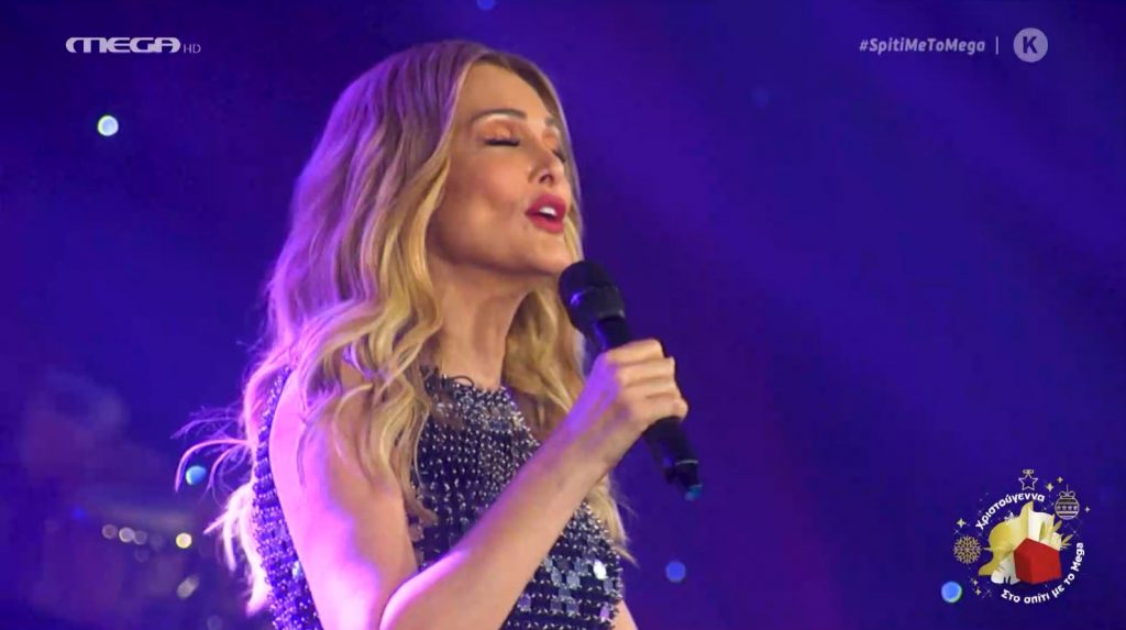 Η Νατάσα Θεοδωρίδου απελπίζεται από το «στήσιμο» και ανεβαίνει μόνη της στη σκηνή