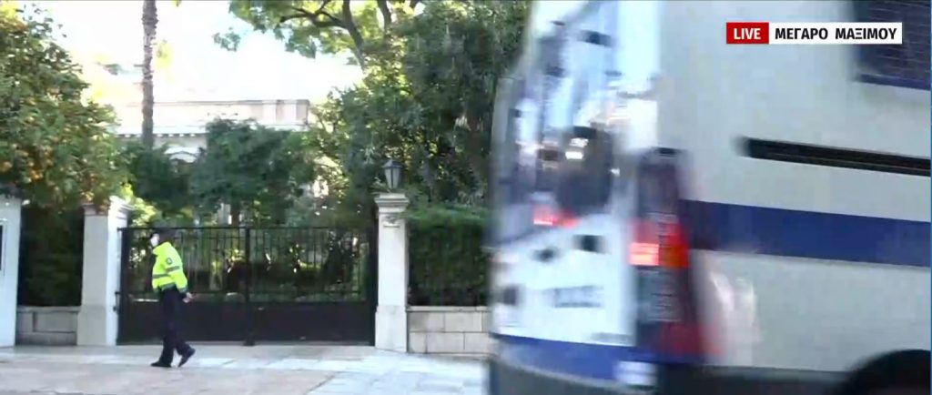 Εστίαση: Αιφνιδιαστική διαμαρτυρία συνδικαλιστών έξω από το Μέγαρο Μαξίμου – Προσαγωγές από την αστυνομία