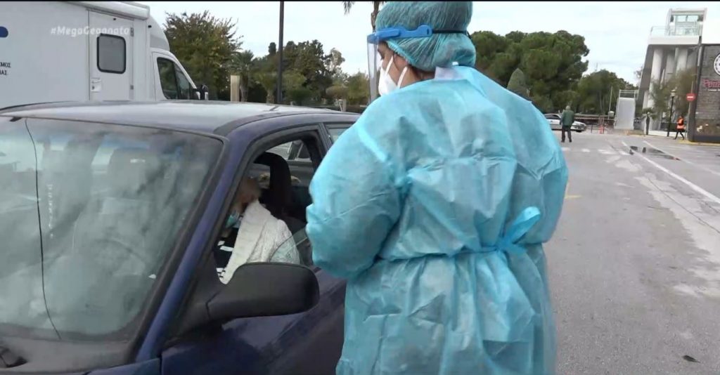 Κορωνοϊός: Ουρές χιλιομέτρων για rapid tests στα νότια προάστια της Αθήνας