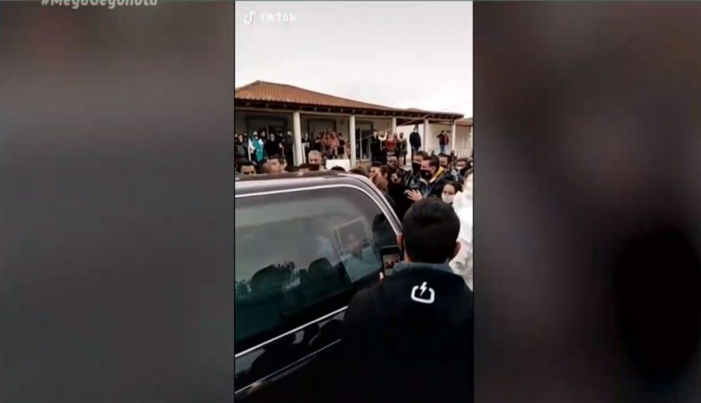 Βόλος: Απίστευτος συνωστισμός σε κηδεία Ρομά