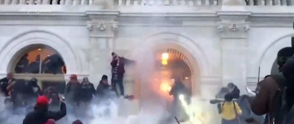 ΗΠΑ: Και πέμπτος νεκρός από την εισβολή στο Καπιτώλιο – Σενάρια αποπομπής του Τραμπ επεξεργάζονται οι Δημοκρατικοί