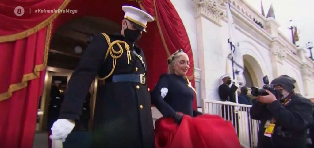 Ορκωμοσία Μπάιντεν: Η εντυπωσιακή εμφάνιση της Lady Gaga & το φαντασμαγορικό σόου με παρουσιαστή τον Τομ Χανκς