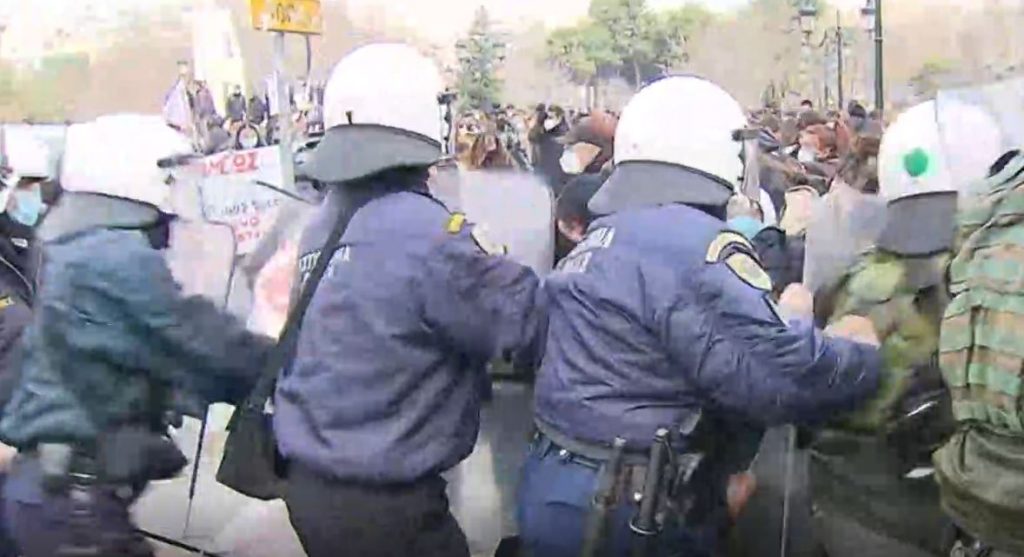 Επεισόδια & προσαγωγές στο εκπαιδευτικό συλλαλητήριο στη Θεσσαλονίκη – Νέο σχέδιο της αστυνομίας για τις διαδηλώσεις