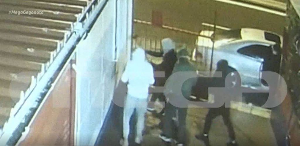 Βίντεο – ντοκουμέντο: Συμμορία ανηλίκων λεηλατεί επιχείρηση με βαριοπούλες