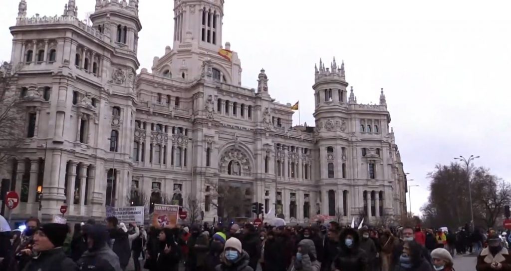 Κορωνοϊός: Συνεχίζονται τα κορωνοπάρτι στον Λονδίνο – Διαδηλώσεις από αρνητές σε Δανία & Ισπανία
