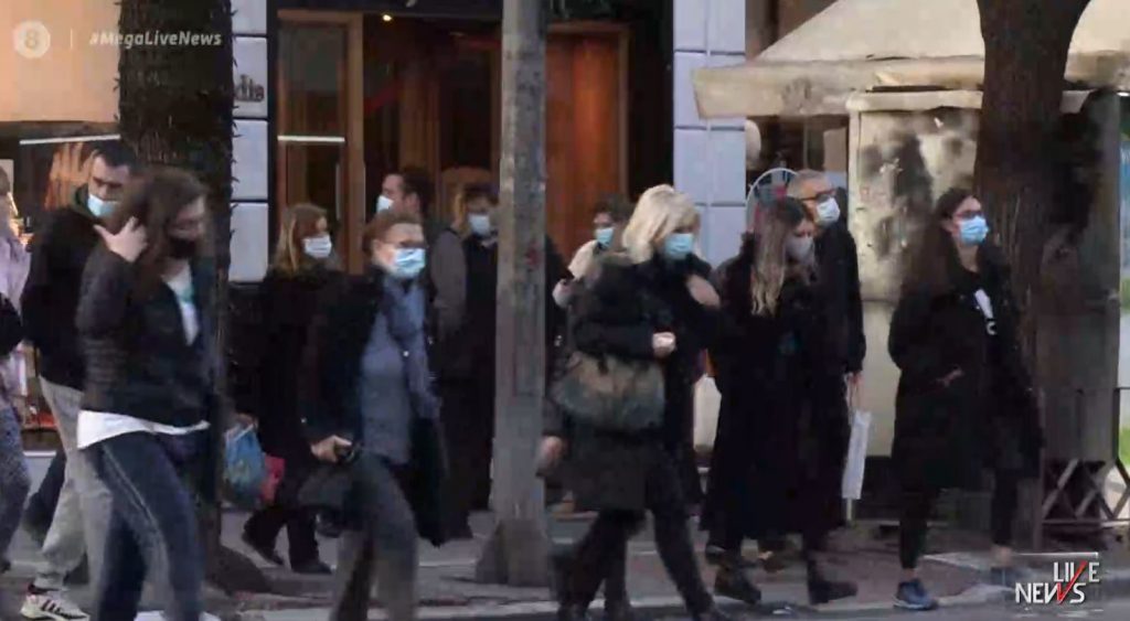 Κορωνοϊός: Συναγερμός στους ειδικούς από τις εικόνες συνωστισμού – Σκέψεις για «κόφτη» στα SMS