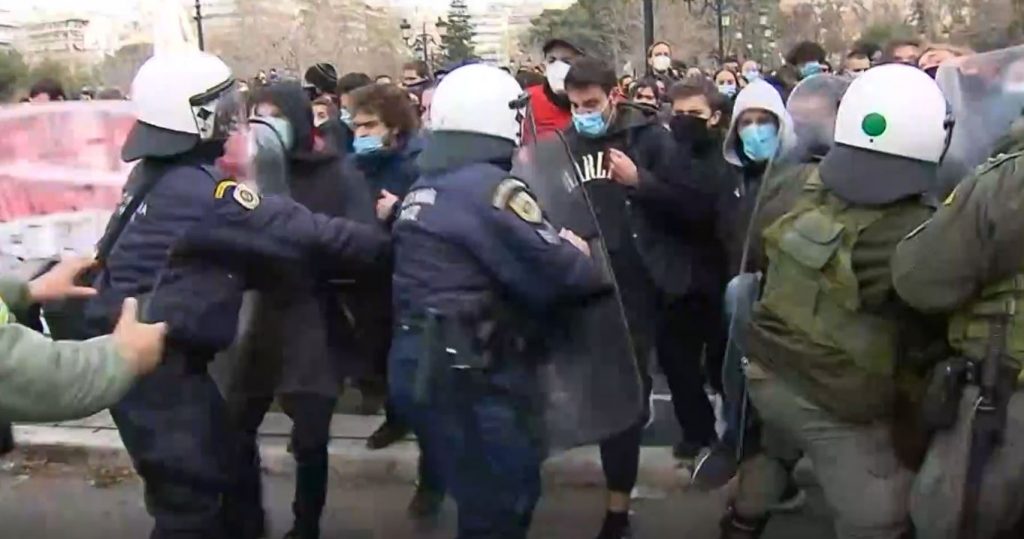 Ο Άγγελος Συρίγος επικαλείται τη… Χούντα για να υπερασπιστεί την αστυνόμευση στα πανεπιστήμια