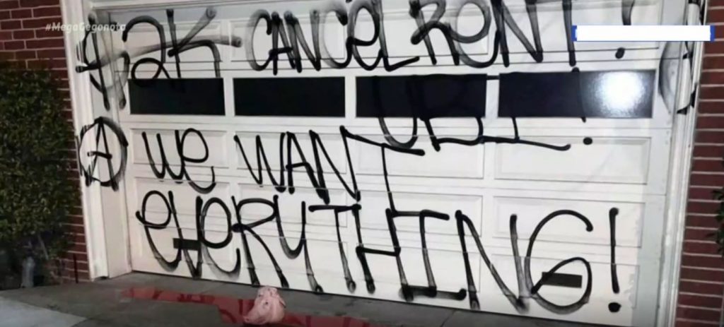 Άγνωστοι έγραψαν συνθήματα σε σπίτια Δημοκρατικών και Ρεπουμπλικανών αξιωματούχων