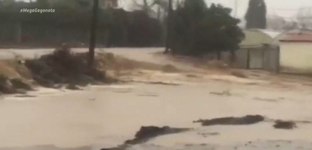 Πλημμύρες και σοβαρά προβλήματα στις Σέρρες και στο Μενίδι από τη χθεσινή κακοκαιρία