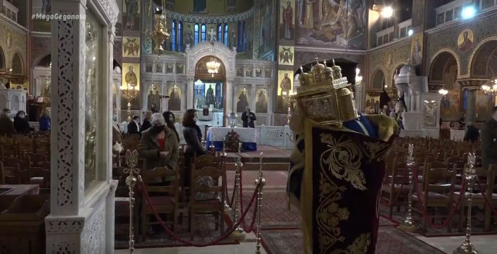 Θεοφάνια: Με παρουσία πιστών, αγιασμό υδάτων εντός των ναών, αλλά και προσαγωγές και πρόστιμα η μεγάλη γιορτή