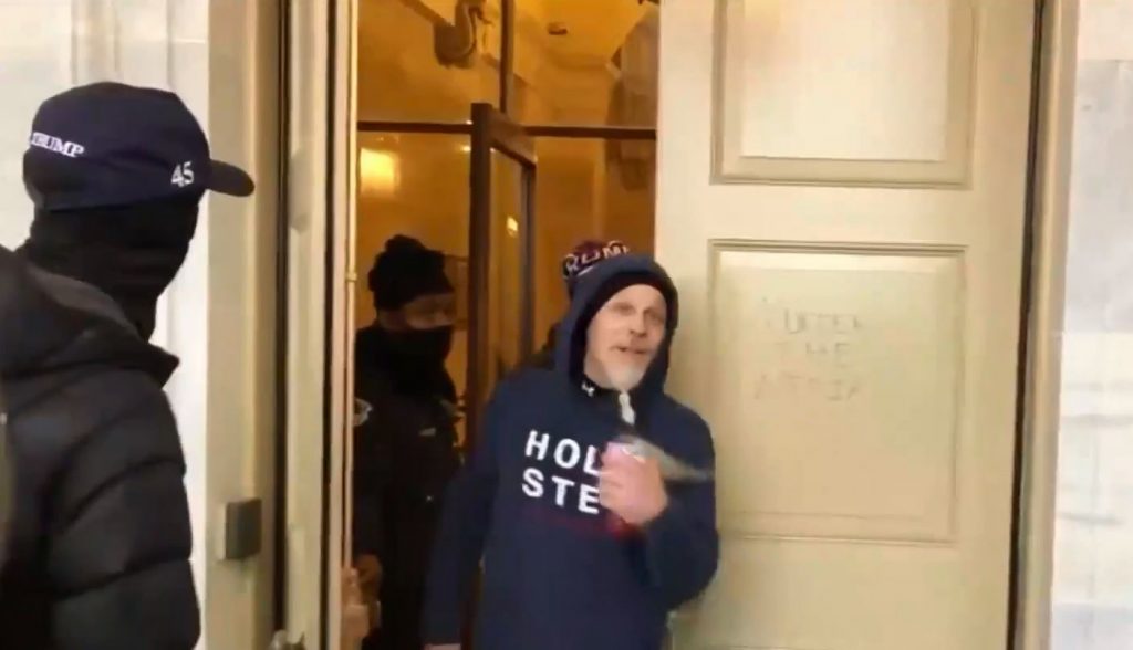 Ανενόχλητοι αποχώρησαν από το Καπιτώλιο οι οπαδοί του Τραμπ