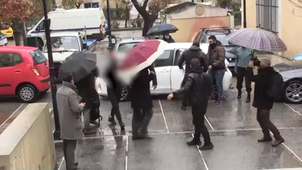 Ξυλοδαρμός στο μετρό: Ποινική δίωξη σε βαθμό κακουργήματος στα δύο ανήλικα αδέλφια