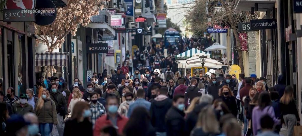 Κορωνοϊός: Συνωστισμός και μεταλλαγμένο στέλεχος ανησυχούν τους ειδικούς