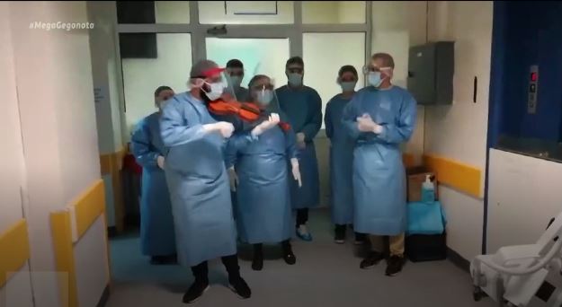 Συγκίνηση στο νοσοκομείο της Νίκαιας: Γιατροί και νοσηλευτές είπαν τα κάλαντα σε πτέρυγα ασθενών Covid