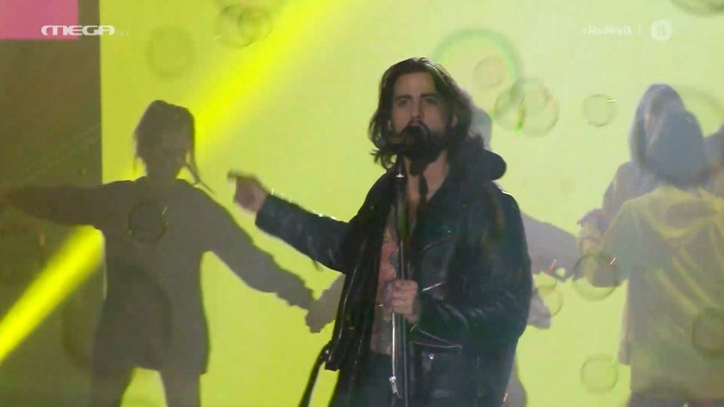 MadWalk 2020: Ο Αναστάσιος Ράμμος τραγουδά το hit «Watermelon Sugar» για την κολεξιόν 5226 by Celia Kritharioti