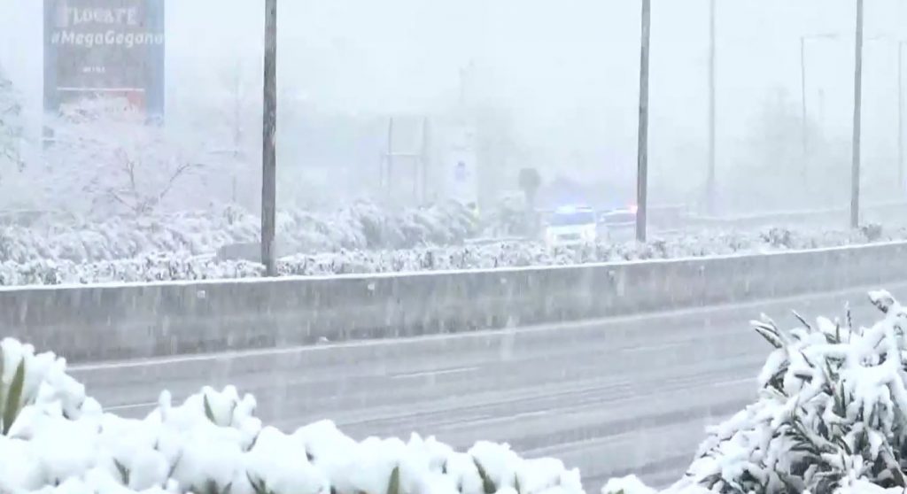 Στην «κατάψυξη» η χώρα – Σε ετοιμότητα ο κρατικός μηχανισμός