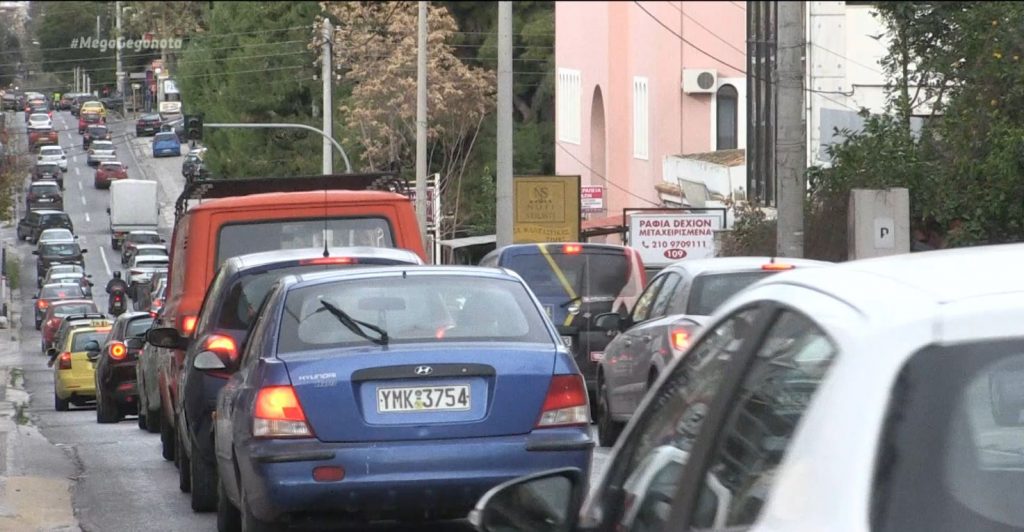 Αγορά: Κυκλοφοριακό κομφούζιο στους δρόμους – Μποτιλιάρισμα & ουρές χιλιομέτρων