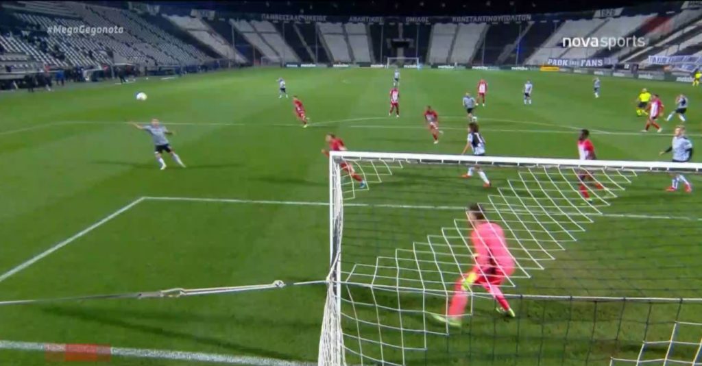 Super League: Στο +10 οι ερυθρόλευκοι μετά την ισοπαλία στην Τούμπα