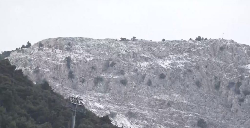 Κακοκαιρία: Τα πρώτα χιόνια έπεσαν στην Πάρνηθα