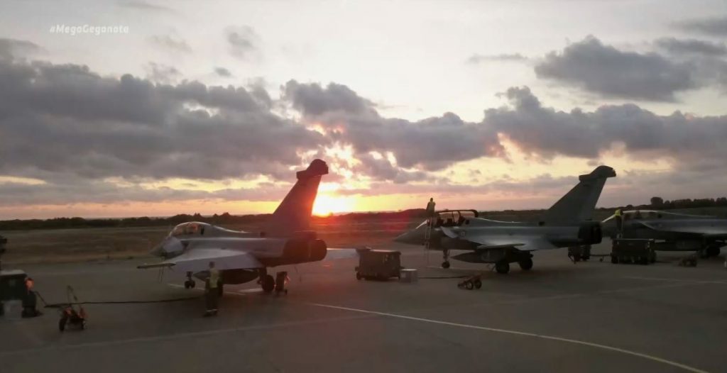 Άλμα με αλεξίπτωτο από τον αρχηγό ΓΕΕΘΑ – Φόρος τιμής στους πεσόντες στην κρίση των Ιμίων