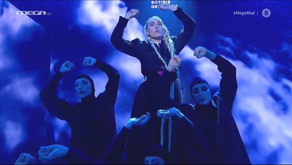 MadWalk 2020: «Hold On» η Τάμτα εμφανίζεται στο catwalk του Sotiris Georgiou