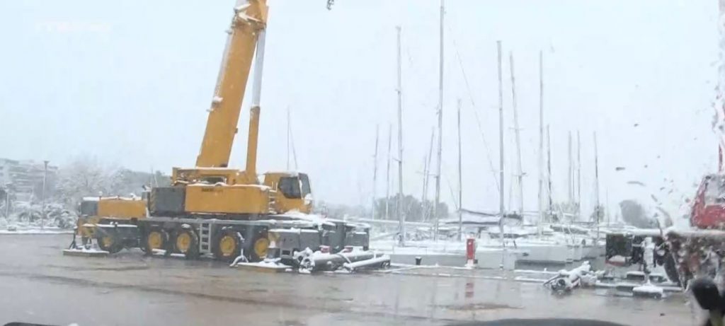 Προβλήματα σε δρόμους της Αττικής από τη σφοδρή χιονόπτωση – Πού εντοπίζονται