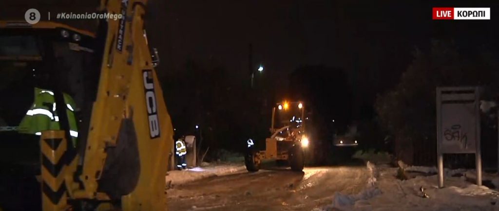 Εκχιονιστικά καθαρίζουν τους δρόμους στο Κορωπί – Προβλήματα στην ηλεκτροδότηση