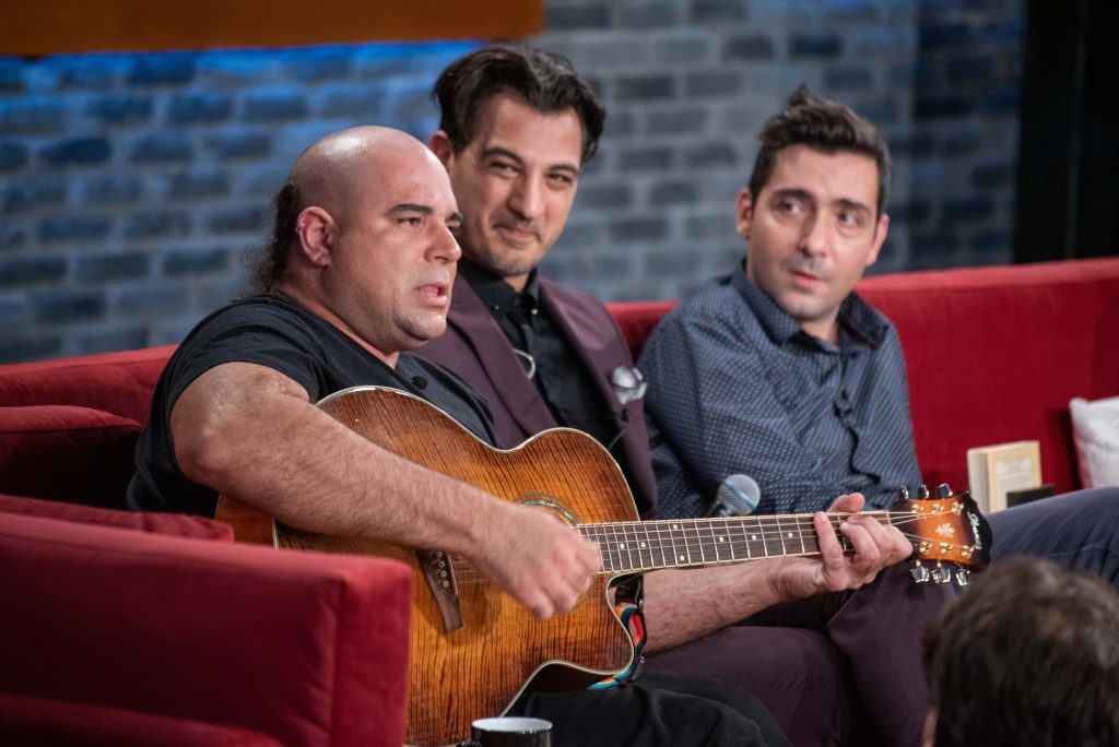Με το «Θα κάτσω σπίτι» ξεκίνησε η εκπομπή «Έλα και θα δεις» με τον Θοδωρή Αθερίδη