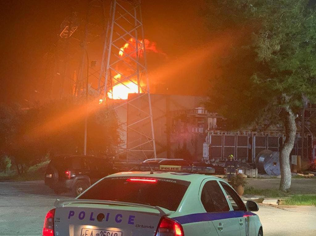 Blackout: Δείτε φωτογραφίες & βίντεο από την έκρηξη και τη φωτιά στον Ασπρόπυργο