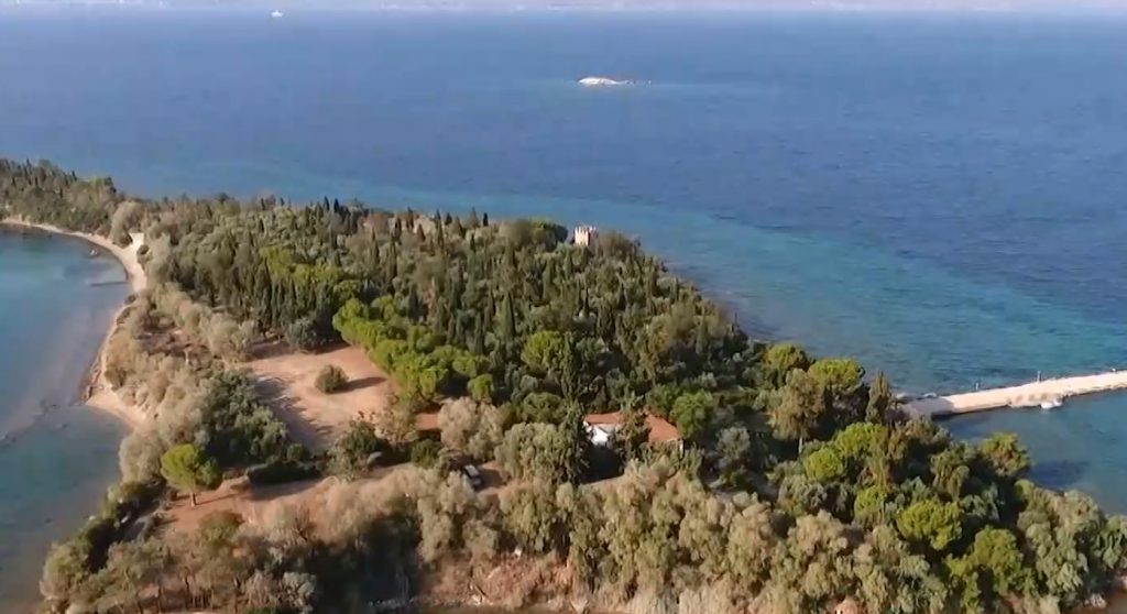 Αγία Τριάδα: Στο «σφυρί» το νησάκι που λάτρεψαν οι Beatles