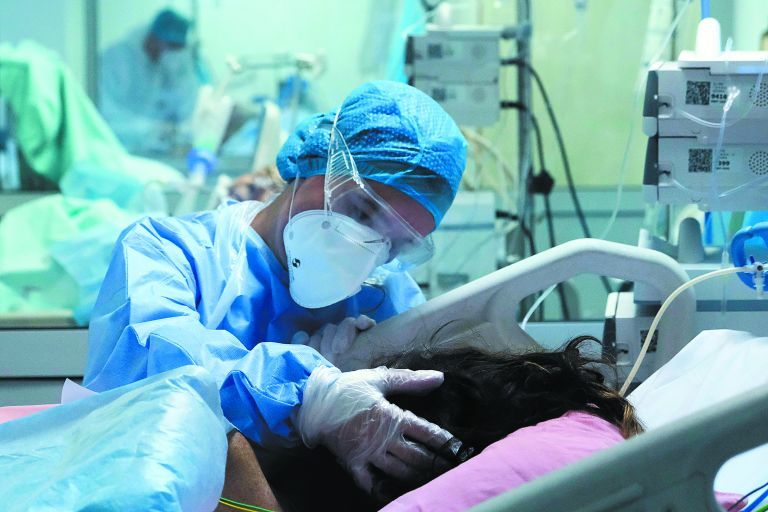 Κορωνοϊός: Διασπορά και μεταλλάξεις φέρνουν το τρίτο κύμα της πανδημίας – Στο τραπέζι ολικό lockdown