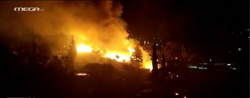 Φωτιά σε δομή προσφύγων στη Θήβα – Νεκρό 6χρονο παιδί