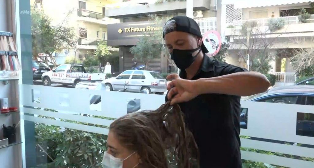 Χαμός στα κομμωτήρια λίγο πριν το lockdown – Ραντεβού για κούρεμα και χτένισμα στο παρά πέντε