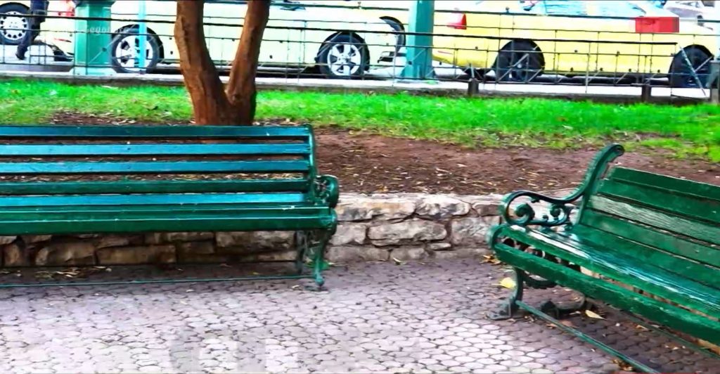 Δημήτρης Λιγνάδης: Ανοίγουν τα στόματα στη γειτονιά στο Μεταξουργείο – Τι λένε οι γείτονες του σκηνοθέτη