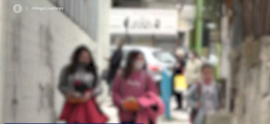Διπλασιασμός κρουσμάτων στα παιδιά – Διχασμένοι οι γονείς για το ενδεχόμενο κλείσιμο σχολείων