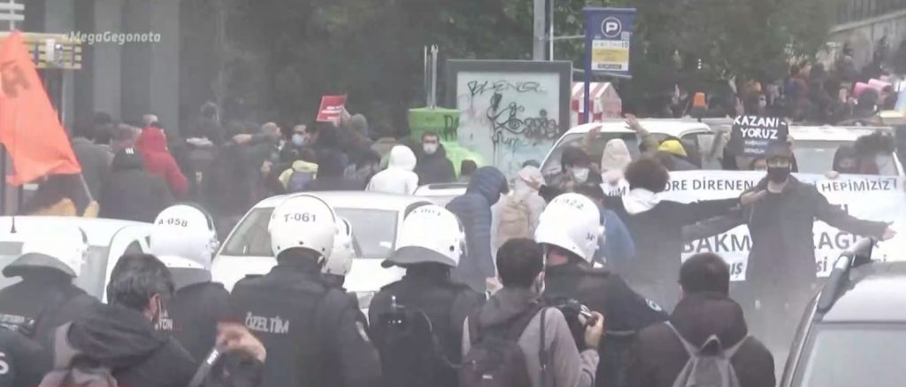 Τουρκία: Νέα επίθεση Ερντογάν στις ΗΠΑ – Βίαια καταστολή διαδηλώσεων στη χώρα