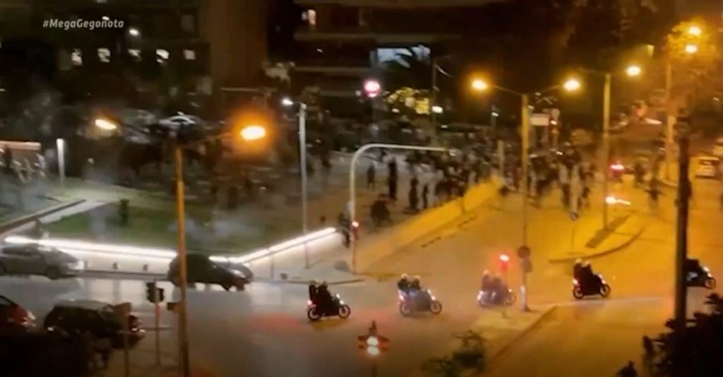 Νέα Σμύρνη: Δεκάδες κουκουλοφόροι χτυπούσαν επί 2,5 λεπτά αστυνομικό – Συγκλονίζουν τα πρώτα λόγια του τραυματία