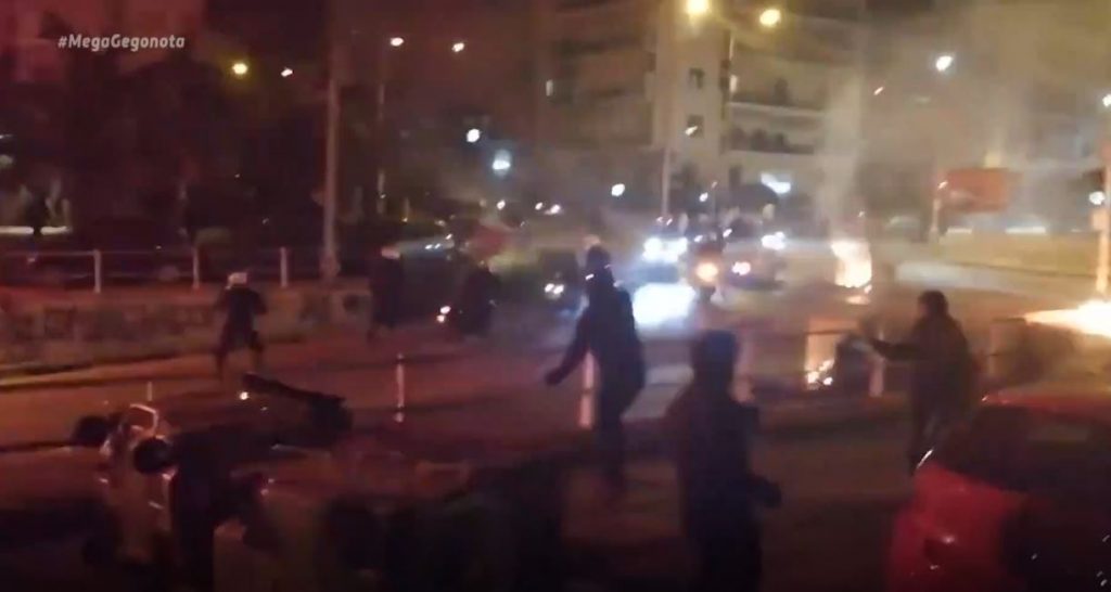 Σφοδρή πολιτική κόντρα για τα πρωτοφανή επεισόδια στη Νέα Σμύρνη