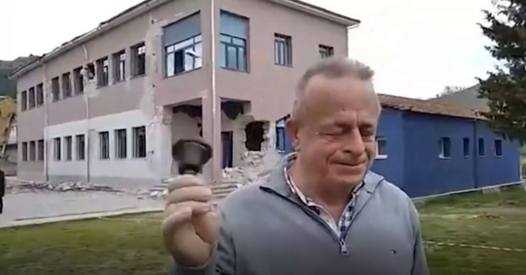 Δαμάσι: Ο ηρωικός διευθυντής του σχολείου χτύπησε για τελευταία φορά το κουδούνι πριν την κατεδάφισή του