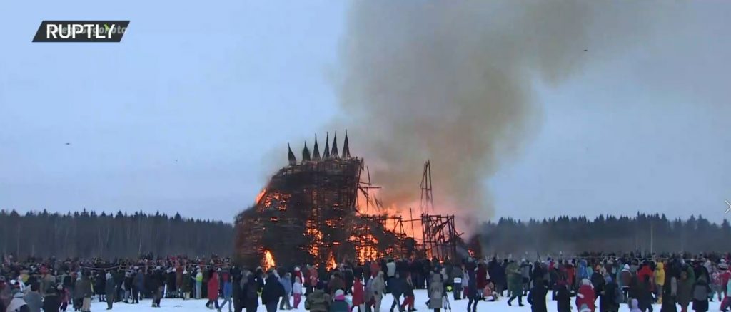 Ρωσία: Ξορκίζουν τον κορωνοϊό γιορτάζοντας την τελευταία μέρα της Αποκριάς
