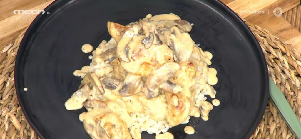 Ο Απόστολος Ρουβάς μάς φτιάχνει κοτόπουλο αλά κρεμ με μανιτάρια!