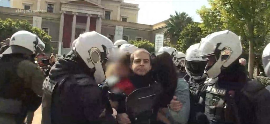 Υπόθεση Κουφοντίνα: Χειροπέδες στον γιο του πολυϊσοβίτη, Έκτορα – Επεισόδια και χημικά στην πορεία αλληλεγγύης