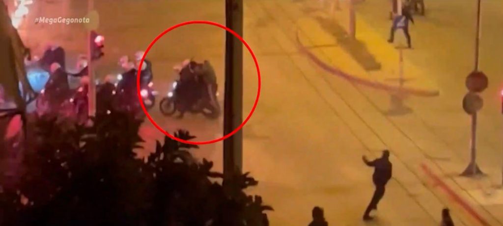 Νέα Σμύρνη: Συνελήφθη ο νεαρός που πρωτοστάτησε στην επίθεση εις βάρος του αστυνομικού