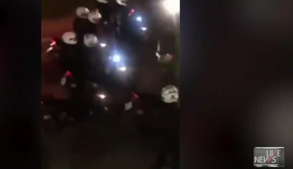 Βίντεο ντοκουμέντο: Η στιγμή που οι αστυνομικοί αντιλαμβάνονται την πτώση του συναδέλφου τους